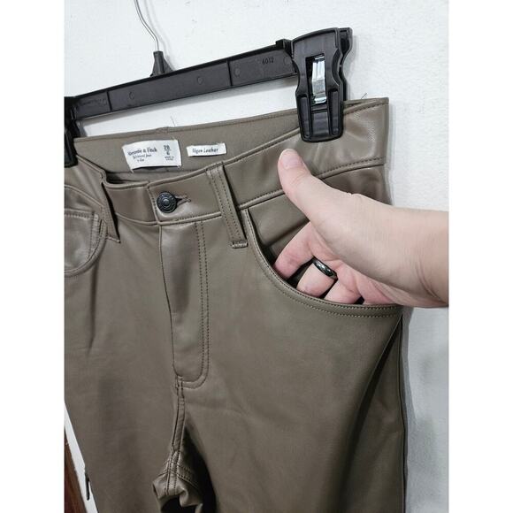 Abercrombie Faux Leather 90's Relaxed Jean High Rise Pants Size 28/6 Small Cargo - Picture 6 of 9